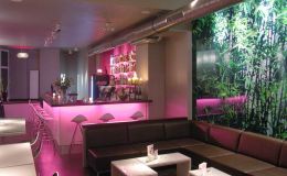 Blick von der Straßenseite in die Bar