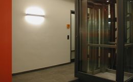 Neue Fahrstuhlanlage und Briefkästen