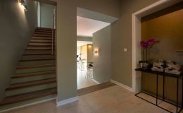 Eingangsbereich EG mit Aufgang zu OG