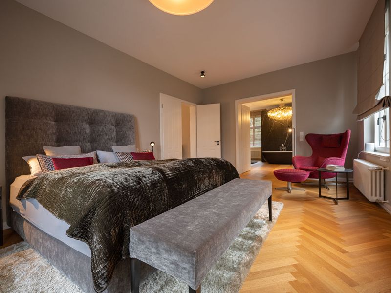 W+P Helmut Warnstedt Innenarchitekt - Altbauvilla am Griebnitzsee/Potsdam - Schlafzimmer/Blick ins Badezimmer