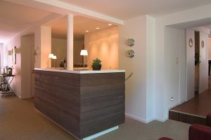 Rezeption mit Eingang zum Frühstücksraum