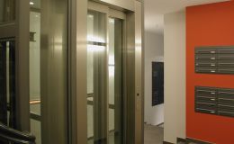 Neue Fahrstuhlanlage und Briefkästen