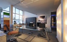 Showroom-Impressionen mit Lichtobjekte als Raumteiler