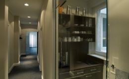 Pantry und Flur zum hinteren Bereich und der WCs