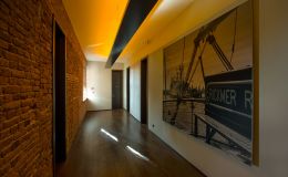 Flurbereich im Obergeschoss mit Grossprints