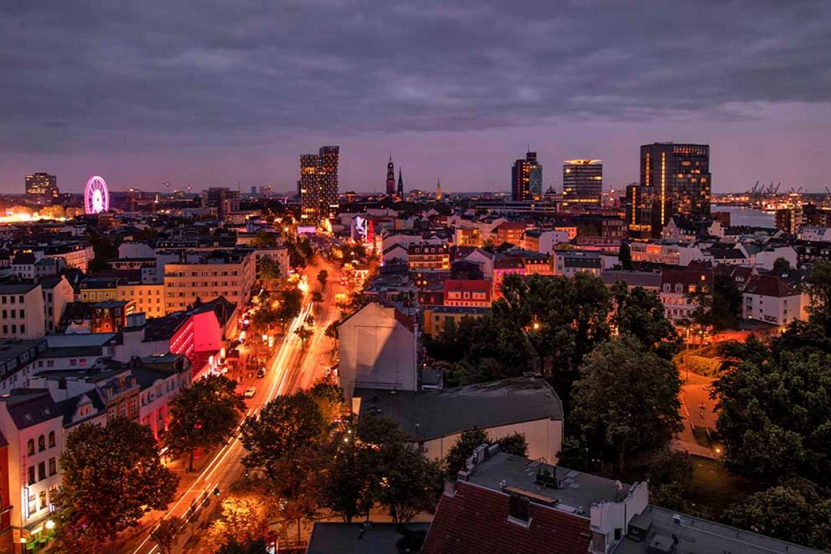 Skyline Blick über Hamburg vom Balkon