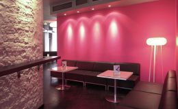 Lounge-Ecke mit alter Backsteinwand