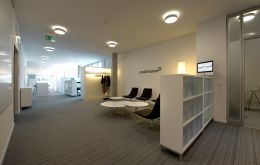 Blick vom Eingang / Wartebereich zu dem Grossraumbüro