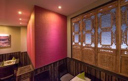 mittlerer alter Restaurantbereich mit antiken hinterleuchteten Tempeltüren