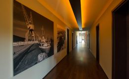 Flurbereich im Obergeschoss mit Grossprints