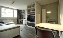 Blick auf Multifunktionsschrank für Kleidung, TV und Bücher / Schreibtischecke