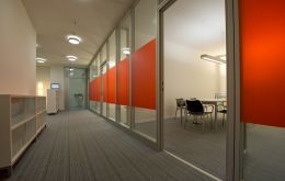 Flur zu den 2 Konferenzräumen und Geschäftsführerbüro