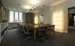 Konferenzraum mit Blick zum Eingangsbereich / Flur