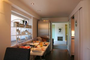 Frühstücksraum / Buffet mit Blick zum Kamin / Rezeption