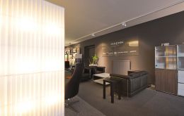 Showroom-Impressionen mit Lichtobjekte als Raumteiler