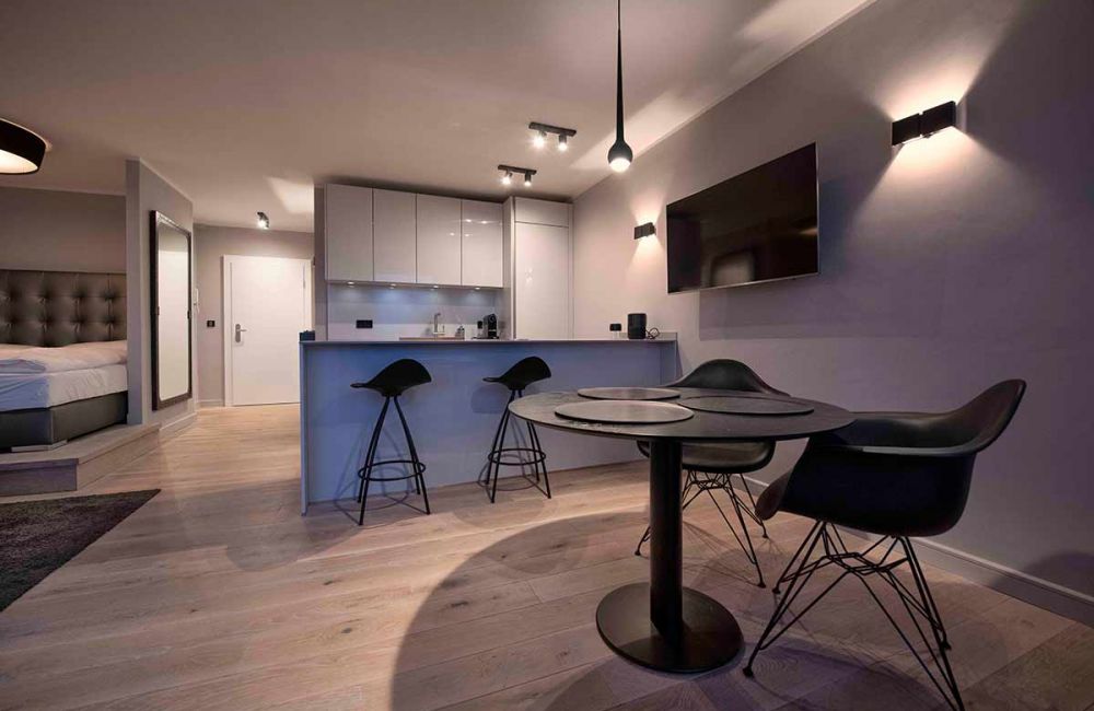 Essbereich mit Blick auf Tresenbereich